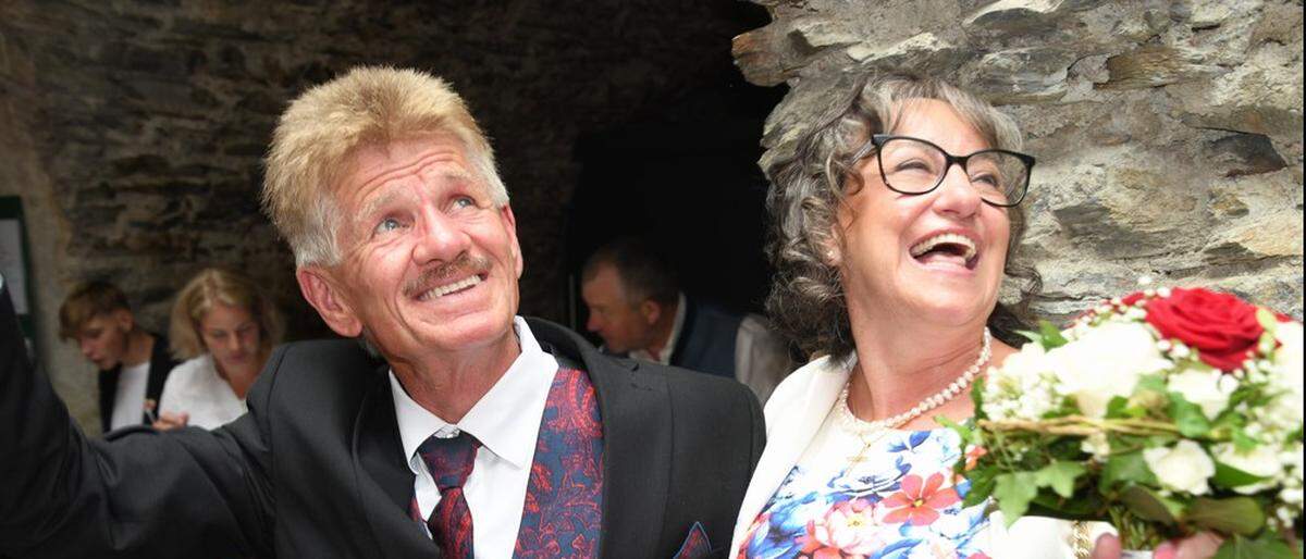 Überglücklich: Josef und Elfriede, die nach 45 gemeinsamen Jahren den Bund der Ehe eingegangen sind