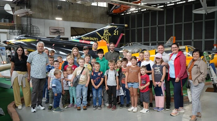 Zum Ende der Sommerferien lud das Heeresgeschichtliche Museum zum Familientag ins Militärluftfahrtmuseum in Zeltweg. Die Kinder konnten an Rätselrallyes teilnehmen, einen Geschicklichkeitsparcours meistern, beim Basteln ihrer Kreativität freien Lauf lassen und beim Papierfliegerweitwurf ihr Können unter Beweis stellen.