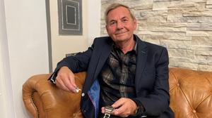 Johann Straner mit der Uhr samt lebensrettendem Verschluss, der die Kugel entscheidend abgebremst hat