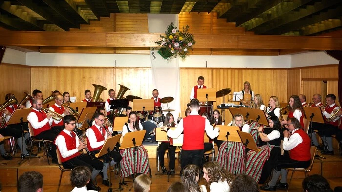 Mit dem Arosa-Marsch eröffnete der Musikverein unter der Leitung von Kapellmeister Markus Schwarz das Konzert. Am Programm standen zehn Musikstücke von böhmischen Märschen bis zu Italo-Pop-Classics. Moderiert wurde die Veranstaltung von Lisa Hörting.