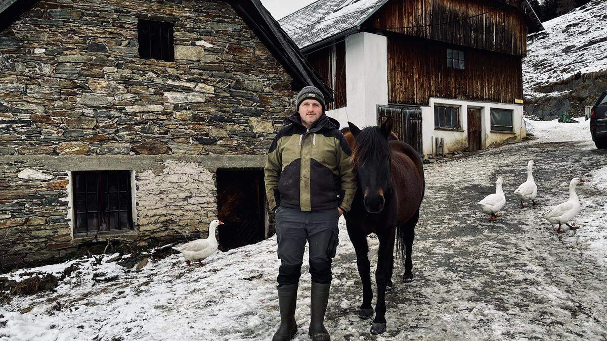Gänsehaut und Gänsemarsch: Christian Bachler auf seinem Hof in Krakauebene, bei eisigen Temperaturen