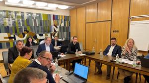 Mario Lipus (vorne Mitte) bei seiner ersten Sitzung des Gemeinderats als Bürgermeister von Fohnsdorf