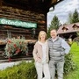 Sissi und Werner Schönfelder vor „ihrem“ Gröndahlhaus in der Rachau