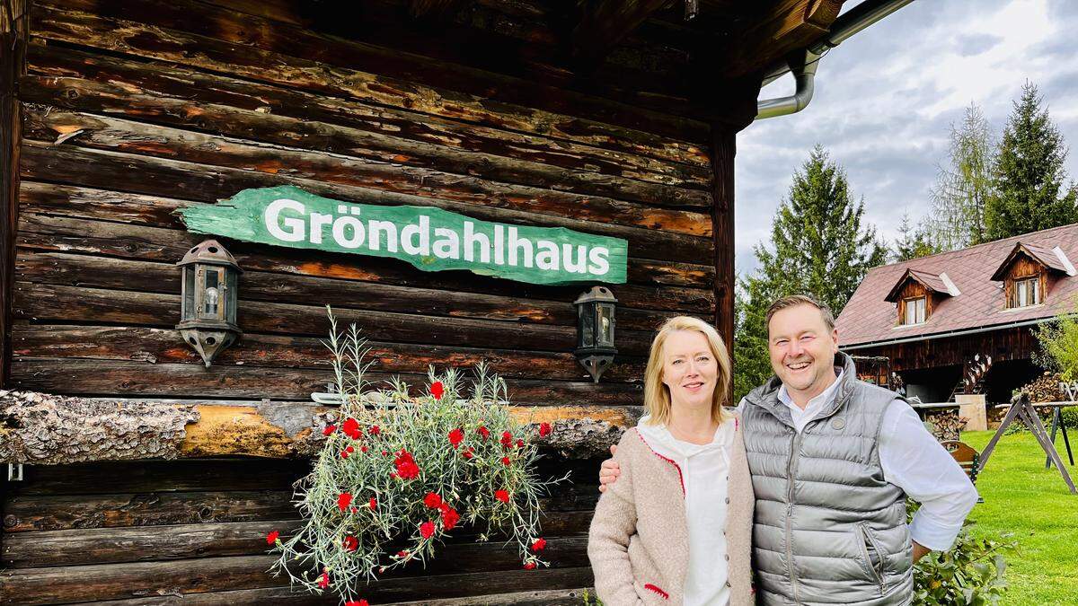 Sissi und Werner Schönfelder vor „ihrem“ Gröndahlhaus in der Rachau