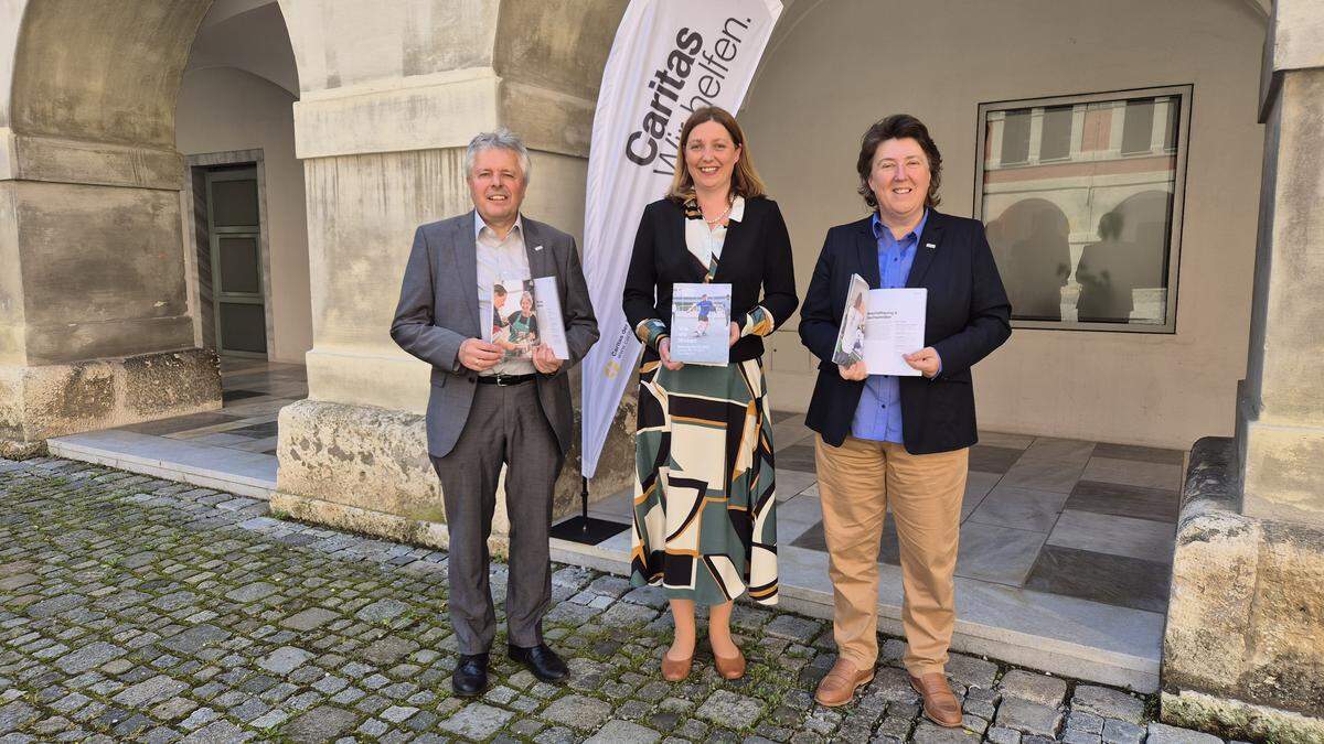 Nora Tödtling-Musenbichler (Mitte), Erich Hohl und Petra Prattes bei der Präsentation des Wirkungsberichtes 2023