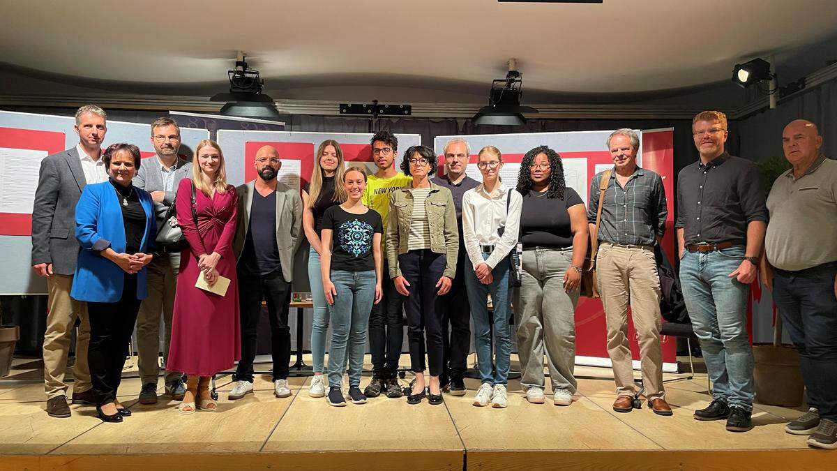 Die Schüler mit Lehrern Barbara König und Stefan Stradner sowie Direktor Jörg Ladstätter, Bgm. Harald Bergmann und Stadträtin Ingrid Kaltenegger, Historiker Michael Schiestl, Gerald Lamprecht (Uni Graz), Georg Marschnig (Uni Wien), Vizebürgermeister Erwin Schabhüttl 