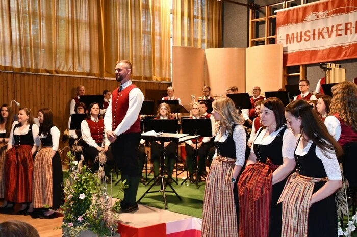 Für die musikalische Leitung der 43 Frauen/Männer starken Musikkapelle ist Kapellmeister Jürgen Pichler verantwortlich. „So schön ist Blasmusik“ war der Auftakt des Konzertabends. Mit „Transalpina“, „Garten–Polka, „Leven–Polka“, „My Dream“ und „Voice of the Vikings“ war der erste Teil des Musikprogrammes abgeschlossen. Am Dirigentenpult war auch Kapellmeister-Stellvertreterin Ricarda Pichler. Nach der Pause gab es weitere stimmungsvolle Blasmusikklänge bis hin zu „Ambros – Das Leiwandste“. 
Tradition hat beim Muttertagskonzert der Auftritt eines Gastchores. Der „Laßnitzer Viergesang“ mit Ernst Bacher (Leiter), Raphael Bacher, Johann Tockner und Hans Oberweger wirkte unter anderen mit „Wenn der Frühling auf die Berge steigt“, „Rauscht is Wasser“, „Wenn der Kuckuck ruaft im Wald“ und „Wie lustig is auf hoher Alm“ beim Muttertagskonzert mit. Für die Darbietungen der Musikkapelle wie der Sänger wurde mit viel Applaus gedankt.
er.