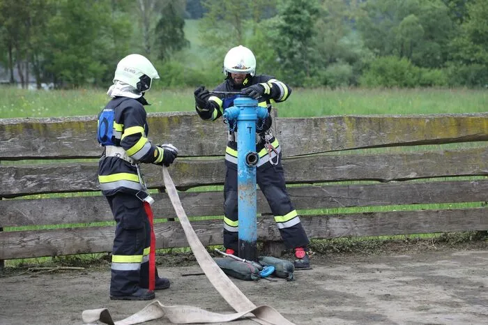 Nach der Auslosung treten die Anwärter zur Branddienstleistungsprüfung in den Kategorien mit 9 (1 zu 8) oder 7 (1 zu 6) Mann zu einem Scheunen-, Flüssigkeits- oder Holzstapelbrand an.

