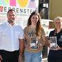Vizebürgermeister Markus Tafeit und Edith Wilding übergeben an die Leiterin der Kinderbetreuungseinrichtungen Wiki-Eppenstein eine „Zivilschutz-Lampe“
