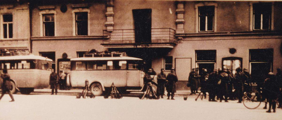 Das Knittelfelder Volksheim am Viktor-Adler-Platz (heute Hauptplatz) wird besetzt und nach Waffen durchsucht
