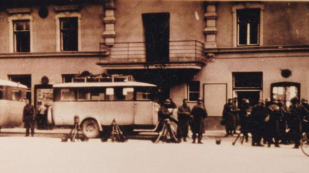 Das Knittelfelder Volksheim am Viktor-Adler-Platz (heute Hauptplatz) wird besetzt und nach Waffen durchsucht