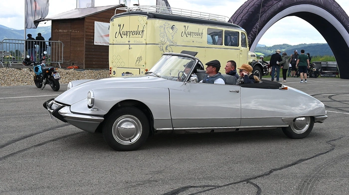 Seit 1999 gibt es in Knittelfeld den Verein FHF, den Verein „Freunde Historischer Fahrzeuge“. Dessen Obmann Pepe Kriebernegg lud am Pfingstwochenende zur 24. Murtal Classic ein und das Starterfeld konnte sich sehen lassen: 180 historische Motorräder und Autos kurvten an zwei Tagen und bei idealem Wetter durch die Steiermark.