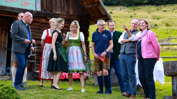 Aufstellen zur Begrüßung: Staatssekretärin Barbara Eibinger-Miedl, Innenminister Gerhard Karner, Landesrat Karlheinz Kornhäusl, Wirtschaftsbund-Obmann Josef Herk, Gastgeberin Isabella Kaltenegger mit Tochter Viktoria und Mutter Herta, Norbert Steinwidder (Obmann Wirtschaftsbund Murtal)