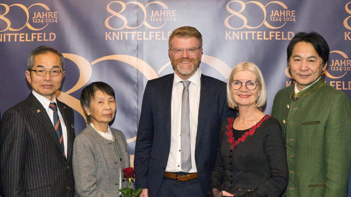 Bürgermeister Harald Bergmann begrüßte neben der Zweiten Landtagspräsidentin Gabriele Kolar auch Gäste aus Japan bei der Gala: Botschafter Ryuta Mizuuchi (mit Übersetzerin) und Bürgermeister Takahiro Katsuragawa aus der Partnerstadt Kameoka (rechts)