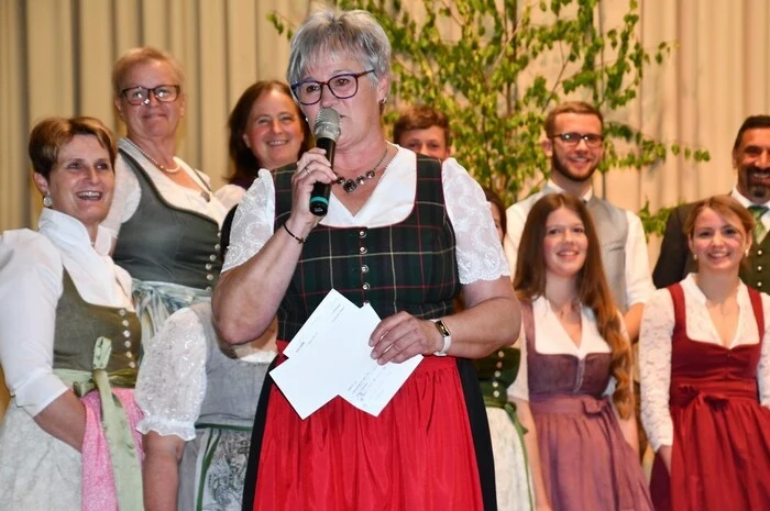 Die Obfrau der Singgemeinschaft Maria Maier freute sich ebenso wie Bürgermeister Mario Pichler, der Bezirksobmann des Chorverbandes Gert Rundhammer sowie Siegfried Ehrlich vom Kärntner Verband und befreundete Chorabordnungen. 
Auftakt des Liederabends war „Die Hohenwarter Weis“, ein Jodler aus Niederösterreich, dargeboten von einem Chorprojekt der Singgemeinschaft St. Veit mit der örtlichen Landjugend. 