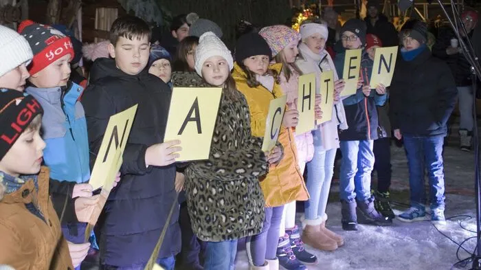 Am Wochenende eröffnete das Adventdorf in Zeltweg seine Pforten: mit Christbaum - von Mitarbeitern des Wirtschaftshofes geschmückt -, Krippe und fünf Adventhütten - betreut von Werkskapelle, dem Roten Kreuz, vom Trachtenverein Edelweiß, Olgas Handarbeiten-Hütte und dem Kunst- und Handwerksstand von Filomena Giovanelli.