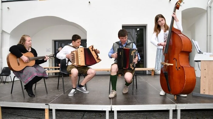 Unter dem Motto „Singen im Mai“ lud die Singgemeinschaft Liederkranz“ am Wochenende in den Hof der Marktgemeinde Neumarkt ein.