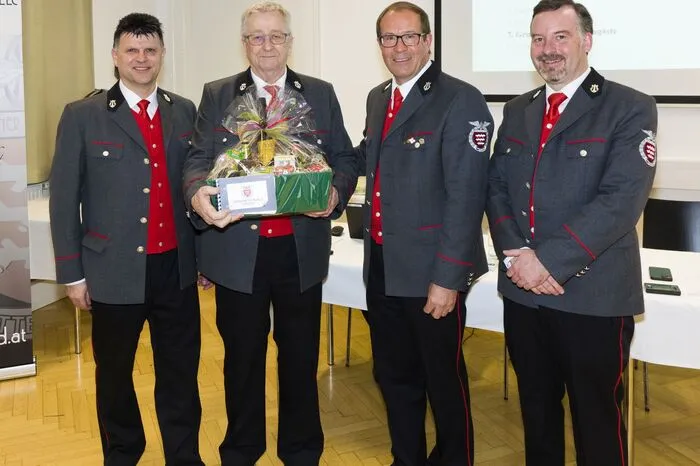Das Ehrenzeichen in Silber der ESK Knittelfeld für 20 Jahre Mitgliedschaft erhielten Carina Berner, Brigita Mate, Verena Pichlmair, Florian und Werner Winkler, Tanja Leitner, Thomas Zwatz, Christine Frais und Christian Gruber, der außerdem die Ehrennadel in Gold vom steirischen Blasmusikverband verliehen bekam.
Zu guter Letzt wurde Maria Berner für besondere Dienste um sie Blasmusik mit der Fördernadel in Silber des steirischen Blasmusikverbandes geehrt.