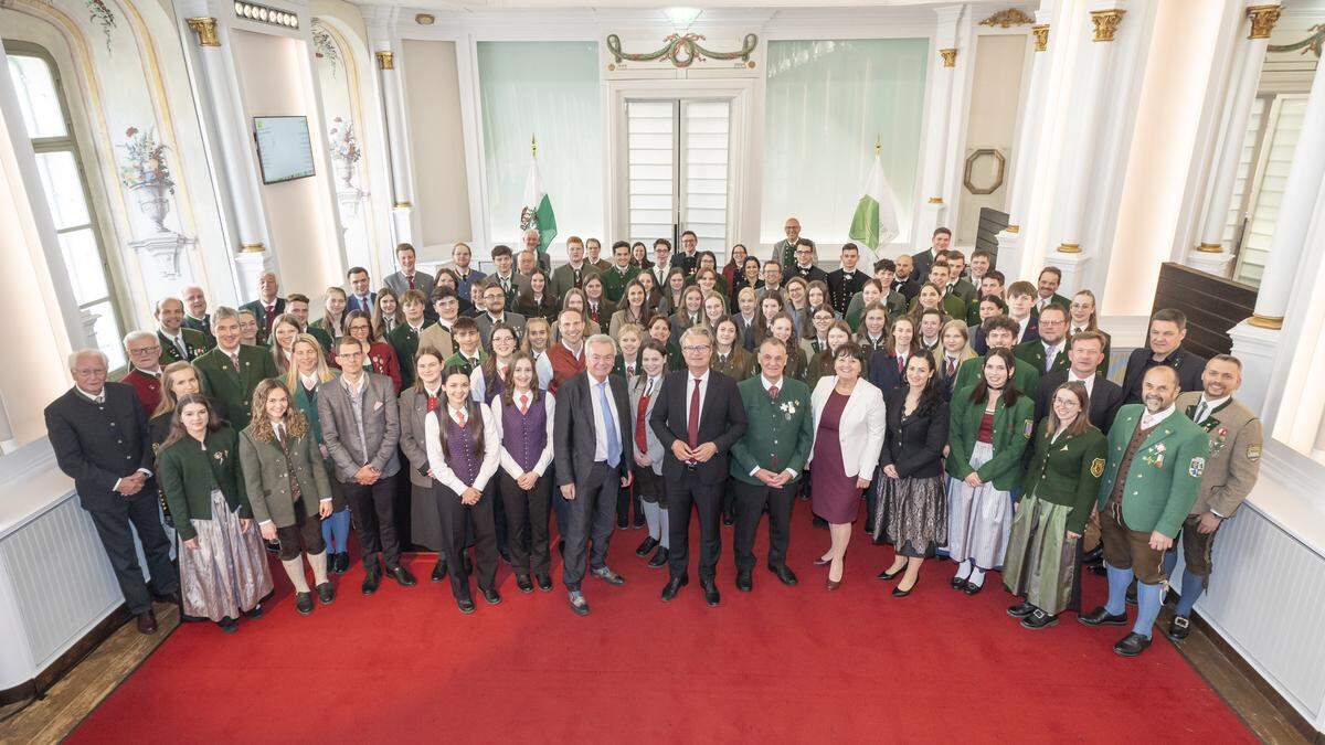 Feierlicher Festakt in der Aula der Alten Universität in Graz: Die 74 Ausgezeichneten mit Vertretern aus Politik und Blasmusikverband