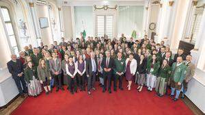 Feierlicher Festakt in der Aula der Alten Universität in Graz: Die 74 Ausgezeichneten mit Vertretern aus Politik und Blasmusikverband