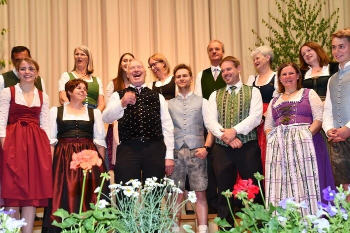 Mit diesem Projekt wolle man vor allem Jugendliche für den Chorgesang begeistern sowie das Singen über mehrere Generationen hinweg pflegen. Einige Liedbeiträge wurden ohne Landjugend-Beteiligung gesungen wie „Wann da Hollastrauch blüaht“, „Bergwind“ oder „In der Nacht“. Die Singgemeinschaft St. Veit in der Gegend und Landjugend St. Veit führen als Chorleiterinnen Sylvia Legat und Christine Preis an.
