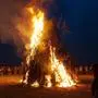 Sonnwendfeuer, Johannifeuer, Gelting, Oberbayern, Bayern, Deutschland, Europa *** Midsummer Fire, Johannifeuer, Gelting, Upper Bavaria, Bavaria, Germany, Europe Copyright: imageBROKER/HansxLippert iblhli04928788.jpg Bitte beachten Sie die gesetzlichen Bestimmungen des deutschen Urheberrechtes hinsichtlich der Namensnennung des Fotografen im direkten Umfeld der Veröffentlichung