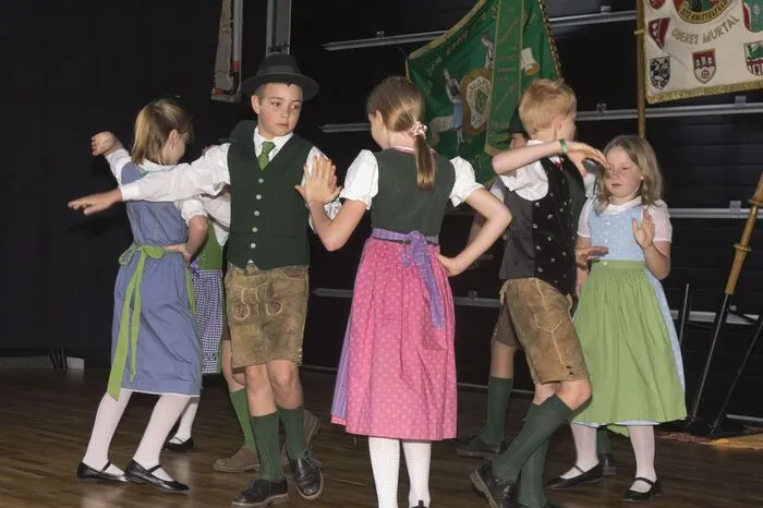 Die Kindertanzgruppe vom Stamm 1907 erfreute die Gäste mit einigen Tänzen und Plattlern.