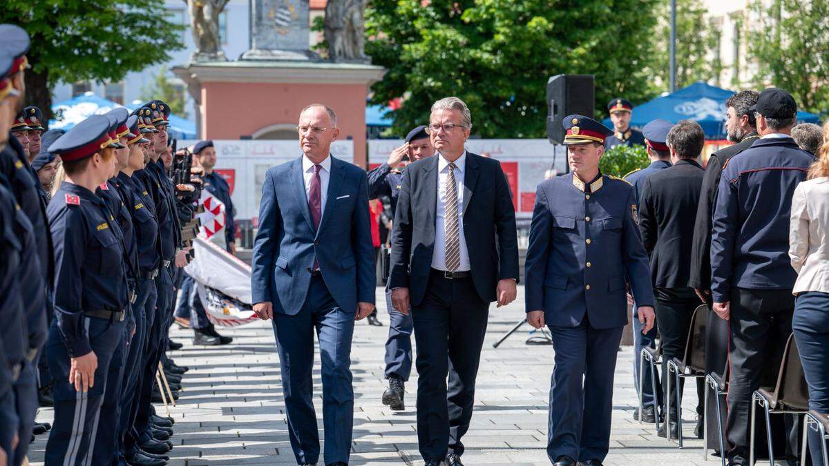 Innenminister Karner, Landeshauptmann Drexler und Landespolizeidirektor Ortner beim Abschreiten der Formation der Absolventinnen und Absolventen