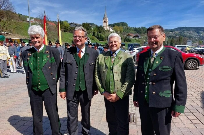 Finaler Abschluss der Landesversammlung waren der „Kitzbüheler Standschützen Marsch gespielt „hoch/tief“ von den Musikvereinen St. Peter und Althofen sowie die Landeshymne und anschließend Ehrensalven für die Gäste von der Schützengarde St. Peter.