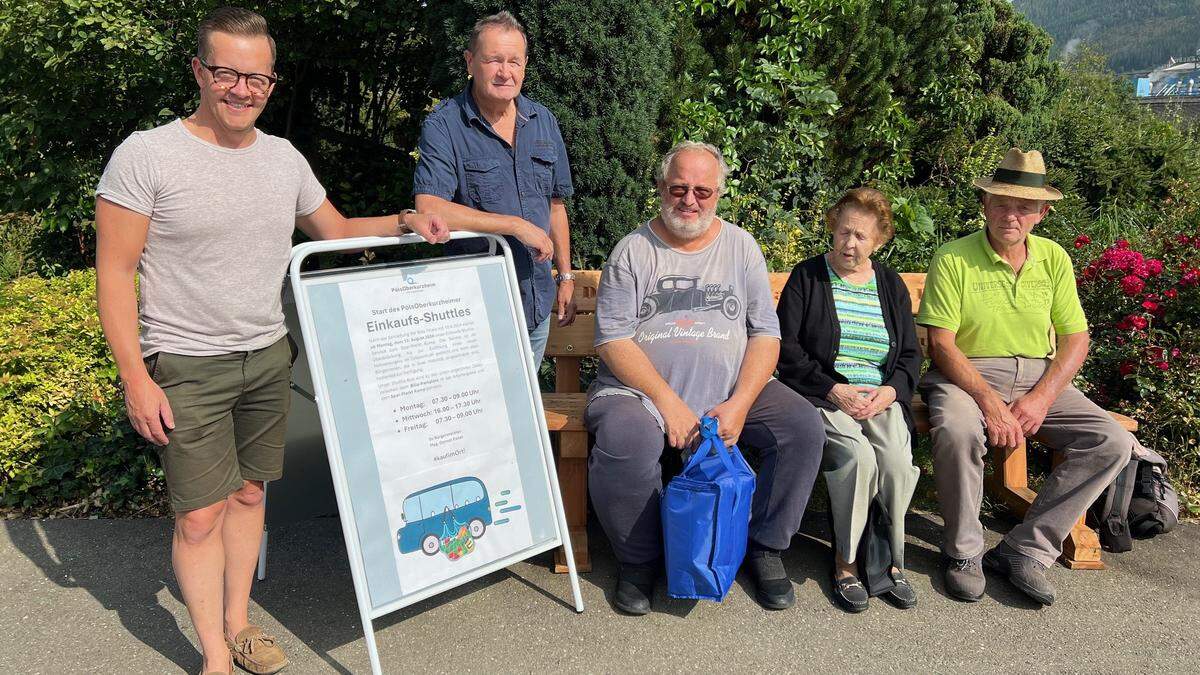 Auf dem Parkplatz des ehemaligen Billa aufs Shuttle warten: Gernot Esser, Buschauffeur Josef Traussnig, Siegfried Pointner, Josefine Hoier, Reinhard Leitner