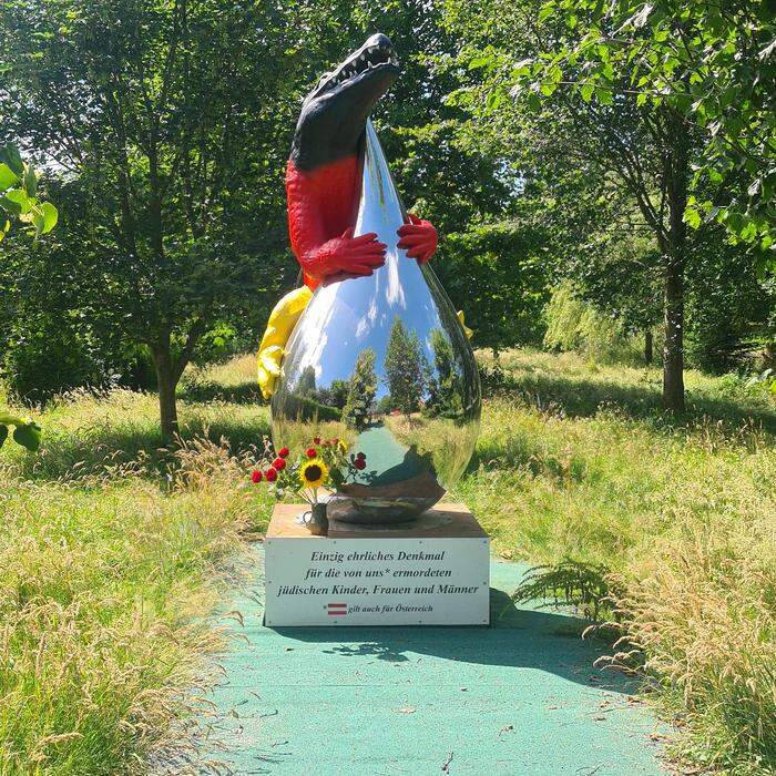 Das „Krokodilstränen“-Mahnmal in Franks Garten