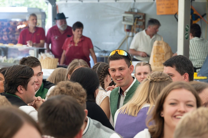 Nach dem offiziellen Teil stand ein Frühschoppen mit Musik und geselligem Beisammensein auf dem Programm. Das traditionelle Seilziehen am Nachmittag sorgte für zusätzlichen Spaß.