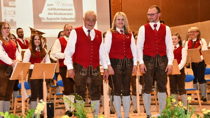 Mit einem Festkonzert in der Kreischberghalle eröffnete der Musikverein das Jubiläumsjahr. Eröffnet wurde der musikalische Reigen mit der „Morgenpolka“ von Ladislav Kubes. Durch das Programm führte Hubert Galler aus Oberwölz samt Überblick über die wichtigsten Ereignisse in den 120 Jahren des Bestehens dieser Musikkapelle.