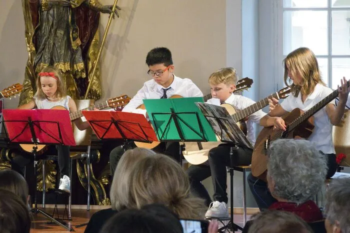 Das nächste Konzert mit viel lateinamerikanischer Musik gibt es am Donnerstag, dem 25. Juli, ab 19 Uhr. Das Abschlusskonzert findet schließlich am Sonntag, 28. Juli, ab  10.15 Uhr statt. Es ist das Ende der diesjährigen Gitarrenwoche.
