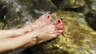  Oesterreich,  Steiermark,  Europa, Abkuehlung, kuehlen, Kuehlung, abkuehlen, Bach, Bein, Erholung, Fuss, Gebirgsbach, Gesellschaft, Gestein, Gewaesser, wassern, Hitze, heiss, Jahreszeit, Kneipp Kur, kneippen, Konzept, Kosmetik, Kosmetika, Kuraufenthalt, Kur, Koerperpflege, Koerperteil, Leben, Lifestyle, Lebensqualitaet, Medizin, Heilkunde, Mensch, People, Nagellack, Outdoor, Sommer, Temperatur, Unterkoerper, Wellness, Wohlbefinden, Zehe, 
2006, 
lackierte Zehennaegel