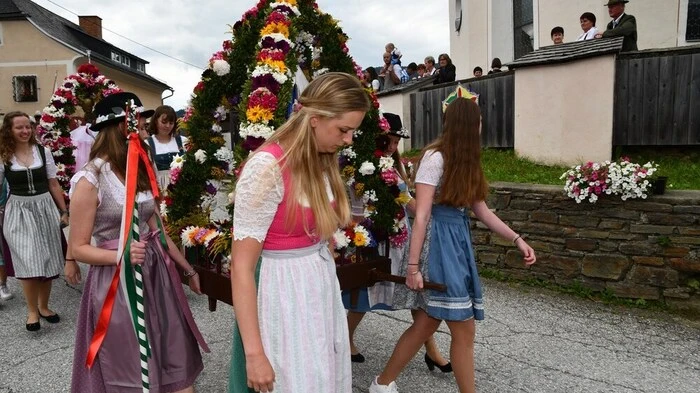 Am Sonntag stand in Krakaudorf eine besondere Gestalt im Blickfeld: der Samson, 75 Kilo schwer und 6 Meter hoch. Am Vormittag wurde der Pfarrpatron, der heilige Oswald, im Rahmen einer heiligen Messe gefeiert, an der Schützengarde, Schützenmusikkapelle und andere Vereine teilnahmen.