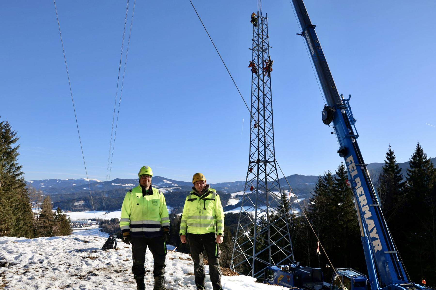 Nach Schneebruch | Spektakulärer Einsatz: Neuer Strommast im Murtal steht