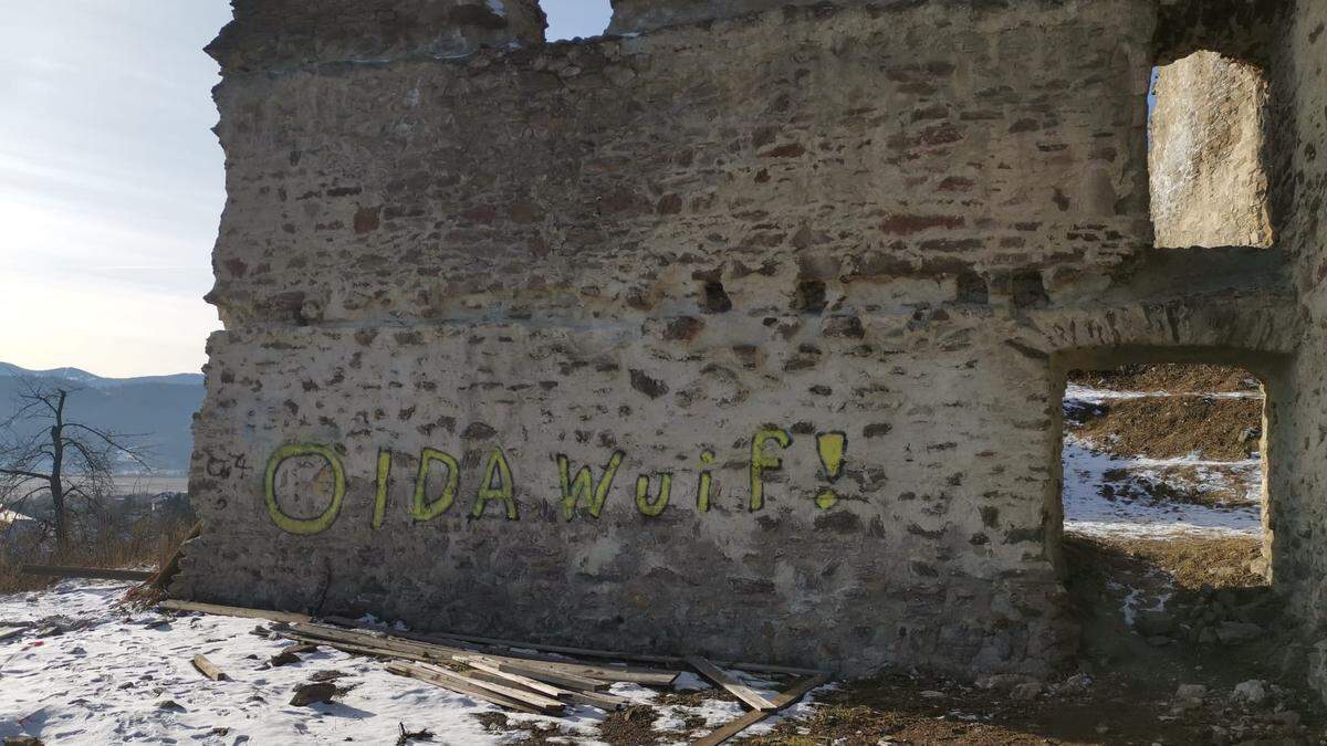 Die Fohnsdorfer Ruine, das Wahrzeichen der Gemeinde - seit März 2023 unliebsam beschriftet