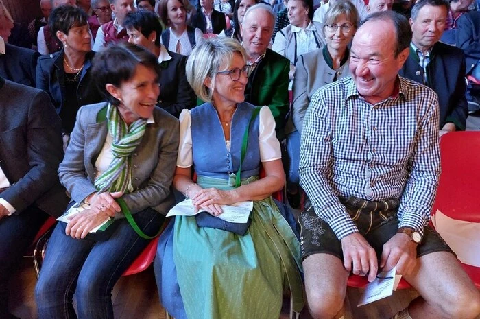 Der MGV Zirbitzkogel eröffnete mit „Wann i die Sternklan sig“, insgesamt standen 12 Liedbeiträge auf dem Programm. Kurt Kreinbucher mit seinen beiden Söhnen Roland und Gerald waren Solisten beim Liedbeitrag „Da Bass“. Gastchor beim Jubiläumsliederabend war die Singgemeinschaft St. Veit in der Gegend, dieser Chor wird von Sylvia Legat und Christine Preis geleitet. Horst Kogler stellte anschließend die Einzelheiten der neuen Kleidung für den Männerchor vor, „es war nicht einfach, für unsere Vorstellungen eine Schneiderei samt der Beschaffung der Materialien zu finden“.

