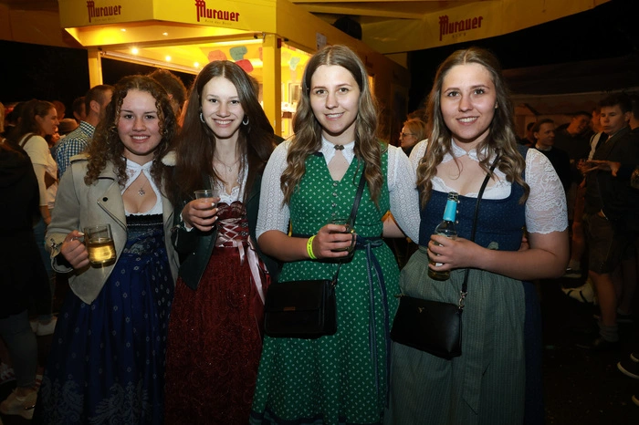 Darüber hinaus warteten die Black Bull Bar, die Girlies Bar, die Bierbar, die Weinbar, die Schnapsbar und eine Kaffeebar auf die Gäste, die Bewirtung übernahmen rund 70 Mitglieder der Landjugend.