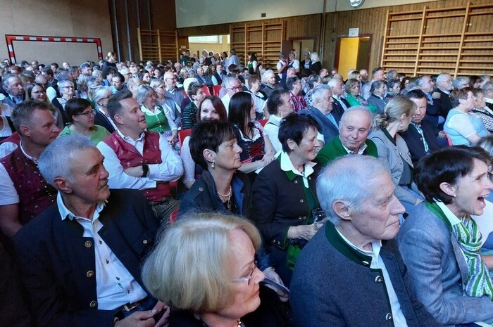 Der Kultursaal war bis auf den letzten Platz gefüllt, am Beginn wurden die vielen Besucher und Gäste von Obmann Gerhard Horn willkommen geheißen, darunter Bezirksobmann Gert Rundhammer und Bezirkschorleiter Franz Valencak. Durch das Programm führte Kurt Kreinbucher. Für die instrumentale Umrahmung des Abends sorgten die „Kulmer Buam“. 