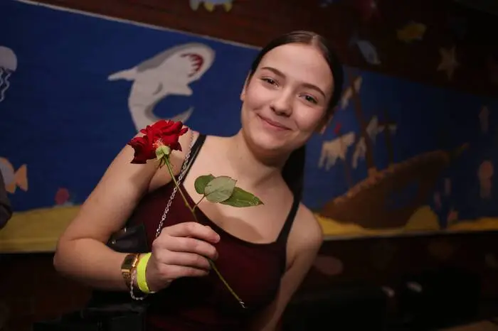 Weil der Ball-Abend auf den Valentinstag fiel, wurden an die Besucher Rosen verkauft.