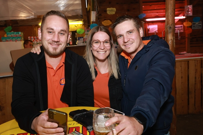 Ein absoluter Hingucker war auch der Bier-Anhänger der Brauerei Murau mit acht Zapfhähnen, an dem Bier frisch gezapft im Glas serviert wurde. Und auch das mobile Fotokisterl auf vier Rädern war wieder mit dabei – für witzige Erinnerungsfotos direkt zum Mitnehmen.

