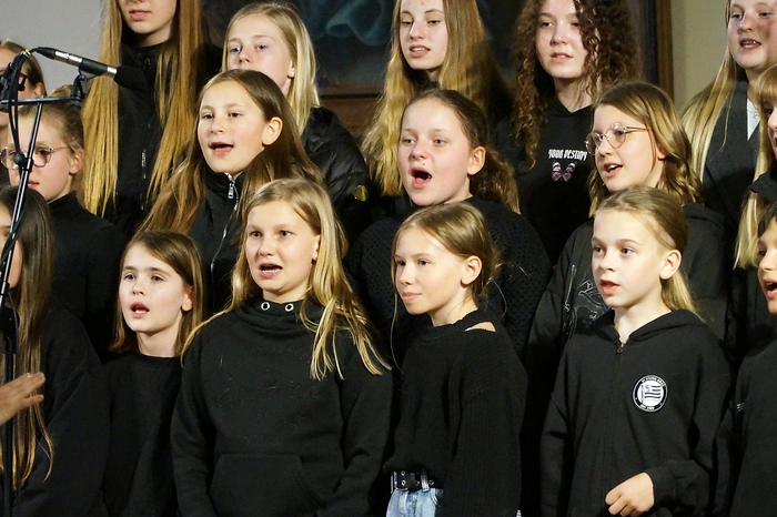 Rund 90 Schülerinnen und Schüler begeisterten dabei das Publikum mit mutmachenden, mitreißenden und gefühlvollen Songs.