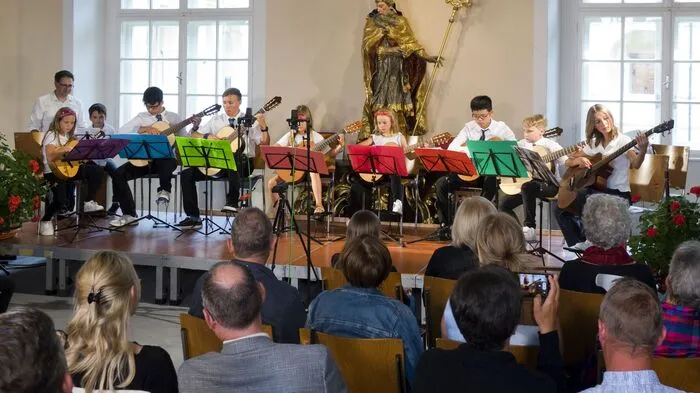 Mit Gitarrenklängen ist die Abtei Seckau erfüllt: Zum 24. Mal geht derzeit die Internationale Gitarrenwoche unter der Leitung von Johann Palier über die Bühne. Und das im wörtlichen Sinn: Das Eröffnungskonzert am 20. Juli im Huldigungssaal gestalteten Schüler der Musikschule Knittelfeld, die „KniGits“ aus der Klasse Sabine Scherer, beeindruckten gleich zu Beginn die Zuhörer. 