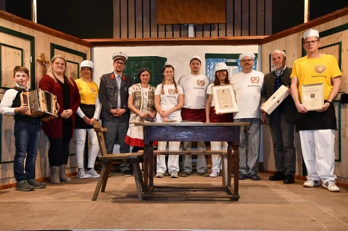 Die Lacher auf ihrer Seite hatten die Schauspielerinnen und Schauspieler Josef Wallner, Christiane Lindschinger, Petra Unterweger, Herbert Unterweger, Dominique Lindschinger, Matthias Karl, Günther Unterweger und Barbara Rohn.
Im Zuge der letzten Aufführung überreichte Bürgermeister Rudolf Mürzl (2. v. r.) der Theatergruppe Schöder die Urkunde für die Zuerkennung des Gemeindewappens.