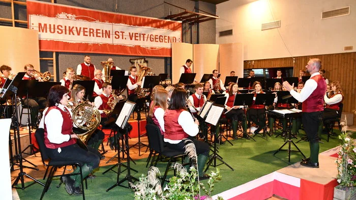Am Vorabend zum Muttertag lud der Musikverein St. Veit in der Gegend zum Muttertagskonzert in den Kultursaal in Mühlen. Obfrau Sarah Frisch konnte auch den neuen Bürgermeister Mario Pichler, aktiver Musiker im Musikverein, Magdalena Mandl für den Bezirksblasmusikverband und Vereinsvertreter in Mühlen willkommen heißen. Durch das Konzertprogramm führte Lukas Scheuerer.
