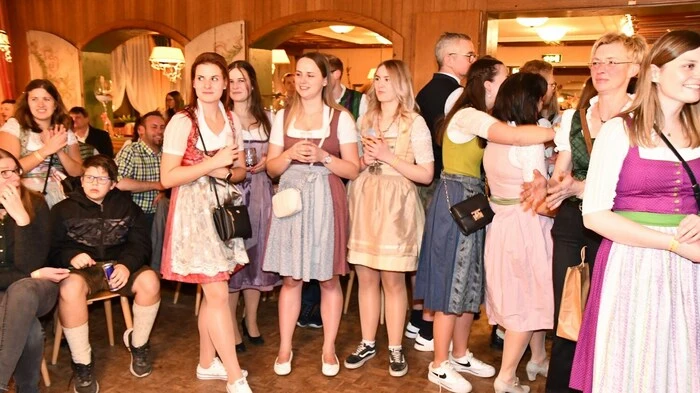 Mehrere Abordnungen von befreundeten Landjugend-Ortsgruppen besuchten den Bauernball. Für die passende Musik sorgten die „Specky‘s“ aus St. Peter am Kammersberg.