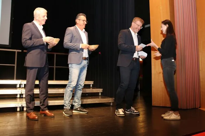 Bürgermeister Harald Bergmann (r.), Sportreferent Christian Perschl (M.) und ASKÖ-Steiermark-Präsident Gerhard Widmann nahmen die Auszeichnungen vor.
