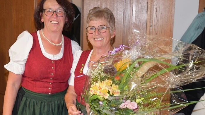 Zu einem besonderen Konzert lud die Sängerrunde Schöder am Wochenende: Es war das Abschiedskonzert mit Ingrid Drage als Chorleiterin. „Die Gemeinschaft in unserer Sängerrunde war mir in allen Jahren das Wichtigste, gemeinsam Singen gibt auch viel Gemeinschaft“, betonte die Chorleiterin zum Abschied.